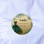 Chapa Redonda De 5 Cm Vestido de oro verde esmeralda de Quinceanera<br><div class="desc">Para una elegante Quinceañera,  15 años. Un falso fondo dorado. Decorada con un vestido verde esmeralda y un confetti verde. Personalice y agregue un nombre y una fecha.</div>