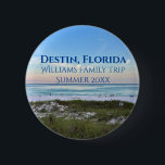 Chapa Redonda De 5 Cm Viaje familiar de Destin Florida Beach Sunset Pers<br><div class="desc">Este pintoresco botones de playa de Destin Florida presenta una hermosa puesta de sol rosa y naranja que toca suavemente las olas del océano sobre la foto de arena y hierba marina. Hermoso recuerdo de recuerdo de recuerdo de recuerdo con un viaje personalizado y apellido familiar para su lugar de...</div>