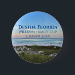 Chapa Redonda De 5 Cm Viaje familiar de Destin Florida Beach Sunset Pers<br><div class="desc">Este pintoresco botones de playa de Destin Florida presenta una hermosa puesta de sol rosa y naranja que toca suavemente las olas del océano sobre la foto de arena y hierba marina. Hermoso recuerdo de recuerdo de recuerdo de recuerdo con un viaje personalizado y apellido familiar para su lugar de...</div>