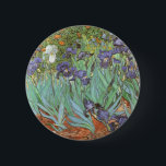 Chapa Redonda De 5 Cm Vincent van Gogh - Irises<br><div class="desc">Irises (1889) de Van Gogh es una pintura vintage post impresionsionismo de arte fino de naturaleza floral. Un grupo de iris morados con barba y una sola flor blanca de iris que crece en un jardín. Fue una de sus primeras pinturas cuando estuvo en el asilo en Saint-Remy-de-Provence. En 1987...</div>