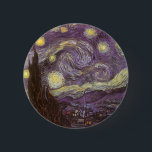 Chapa Redonda De 5 Cm Vincent van Gogh - Noche Starry<br><div class="desc">Noche estrellada (1889) de Vincent van Gogh es una pintura vintage de la naturaleza del paisaje artístico de arte fino. Vista de una ciudad en un valle por la noche con nubes girando, las estrellas brillando y una hermosa luna dorada de media luna amarilla. Se pintó durante el día desde...</div>
