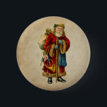 Chapa Redonda De 5 Cm Vintage Christmas Old World Santa Claus<br><div class="desc">Un botón con un viejo Navidad del Viejo Mundo, Santa Claus. El clásico santa del viejo mundo, con su famoso abrigo rojo y llevando una bolsa llena de juguetes. Este Santa de la vieja usanza es delgado y tiene un bastón para caminar por la tierra regalando juguetes a todos los...</div>