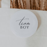 Chapa Redonda De 5 Cm Whimsical Neutral Gender Reveal Team Boy<br><div class="desc">Presentamos nuestro disparatado botón de chico de equipo para revelar el género neutro, perfecto para cualquier temporada, ya sea otoño, invierno, primavera o verano! Este botón tiene un ambiente de moda boho con caligrafía moderna y elegante y un diseño minimalista en blanco y negro. Es bonito y única, con un...</div>