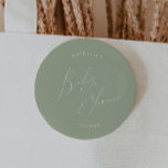 Chapa Redonda De 5 Cm Whimsical Sage Green Baby Shower<br><div class="desc">Presentamos nuestro caprichoso botón de ducha de bebé verde salchicha, perfecto para su sencilla y moderna celebración de boho en cualquier temporada del año. Este botón tiene una moda de boho, un ambiente neutro con caligrafía elegante y un delicado diseño minimalista, lo que lo hace ideal tanto para chicas como...</div>