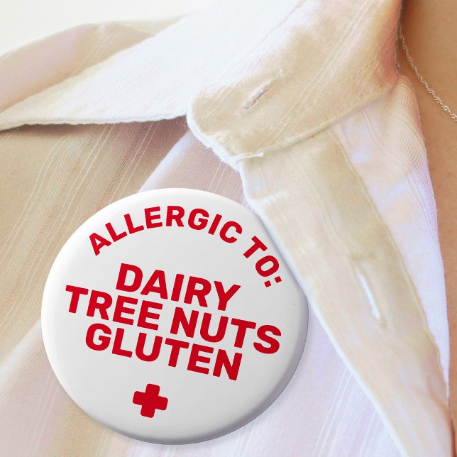 Chapa Redonda De 7 Cm Alergia de alimentos por Alerta Médica Roja Simple (In Situ of badge with white background and red text says "Allergic to Dairy, Tree Nuts, Gluten")