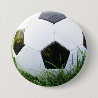 Chapa Redonda De 7 Cm Balón de fútbol en la hierba del verano