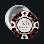 Chapa Redonda De 7 Cm Boda de estilo Las Vegas rojo oscuro y oro<br><div class="desc">Pasadores de botón. Boda de estilo Las Vegas en diseño de chip rojo oscuro y de póquer de oro. ⭐ Este Producto es 100% Personalizable. *****Haga clic en el BOTÓN PERSONALIZAR para añadir, borrar, mover, cambiar de tamaño, girar, etc..cualquiera de los gráficos o textos. El 99% de mis diseños en...</div>