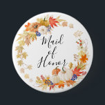 Chapa Redonda De 7 Cm Criada de las calabazas de las hojas de otoño del<br><div class="desc">Nuestra criada del otoño del botón del banquete de boda del honor ofrece una hoja hermosa del otoño y las calabazas enrruellan con una escritura puesta letras mano.
 Visite nuestra tienda para ver nuestras hojas de la caída y colección de la calabaza.</div>