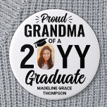 Chapa Redonda De 7 Cm Cualquier graduado de texto foto orgullosa abuela<br><div class="desc">Muestra tu orgullo por el graduado con un elegante botón personalizado de graduación fotográfica. (IMAGEN PLACEMENT TIP: Una manera fácil de centrar una foto exactamente como quieres es recortarla antes de subirla al sitio web de Zazzle.) La imagen y todo el texto de esta plantilla son sencillos para el personalizar,...</div>