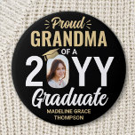 Chapa Redonda De 7 Cm Cualquier texto y foto de graduado Orgullosa Abuel<br><div class="desc">Muestra tu orgullo por el graduado con un elegante botón personalizado de graduación fotográfica. (IMAGEN PLACEMENT TIP: Una manera fácil de centrar una foto exactamente como quieres es recortarla antes de subirla al sitio web de Zazzle.) La imagen y todo el texto de esta plantilla son sencillos para el personalizar,...</div>