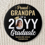 Chapa Redonda De 7 Cm Cualquier texto y foto de graduado Orgulloso Abuel<br><div class="desc">Muestra tu orgullo por el graduado con un elegante botón personalizado de graduación fotográfica. (IMAGEN PLACEMENT TIP: Una manera fácil de centrar una foto exactamente como quieres es recortarla antes de subirla al sitio web de Zazzle.) La imagen y todo el texto de esta plantilla son sencillos para el personalizar,...</div>