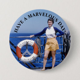 Chapa Redonda De 7 Cm Dama en barco a mediados de siglo tiene un día mar