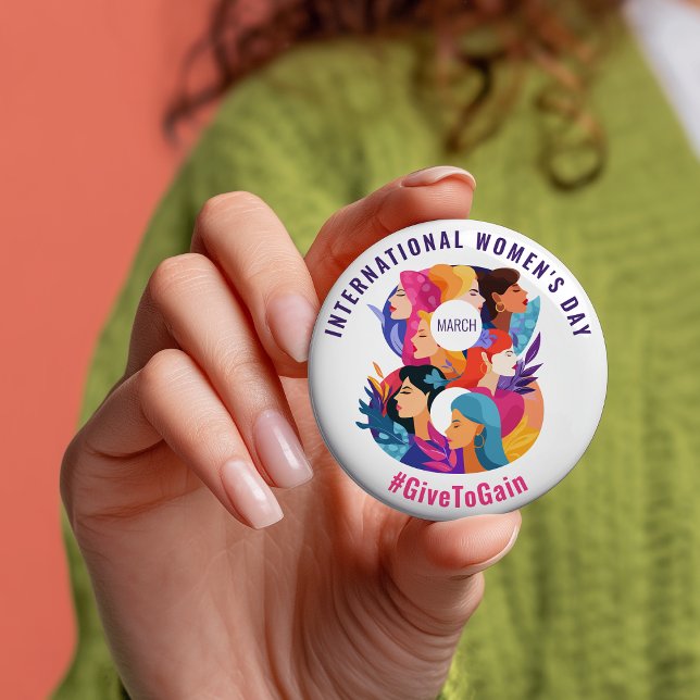 Chapa Redonda De 7 Cm Dar Para Ganar | Día Internacional de la Mujer DIM (Give To Gain | International Women's Day IWD 2026 Button)