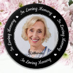Chapa Redonda De 7 Cm Elegante En El Memorial De La Foto Del Personaliza<br><div class="desc">Honra a tu ser querido con un botón funerario de fotos personalizados. Este único botón funerario de honor es el regalo perfecto para que usted, su familia o amigos rindan homenaje a su ser querido. Esperamos que su botón de conmemoración le traiga paz, alegría y recuerdos felices. Cita "En la...</div>