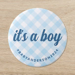 Chapa Redonda De 7 Cm Es un Baby Shower de Boy Gingham<br><div class="desc">Este botón de ducha para bebés tiene un fondo azul pastel y un fondo de gingham blanco que evoca el encanto del sur. El mensaje "es un niño" con elegantes letras cursivas asegura que el botón es llamativo mientras mantiene un aire de elegancia casual. El botón refleja un estilo preppy...</div>