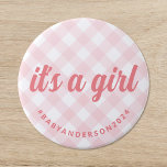 Chapa Redonda De 7 Cm Es un Chica Gingham Baby Shower<br><div class="desc">Este botón de ducha para bebés tiene un fondo de gingham rosa pastel y blanco, que evoca un sentimiento de encanto del sur. El mensaje "es un chica" en elegantes letras cursivas asegura que el botón es llamativo mientras mantiene un aire de elegancia casual. El botón refleja un estilo preppy...</div>
