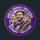 Chapa Redonda De 7 Cm Espíritu de escuela secundaria de foto de banda mo<br><div class="desc">Esta genial foto personalizada de la banda de marchas de la escuela secundaria muestra tipografía blanca de su equipo y nombre del jugador sobre un botón morado. Personalice con la fotografía de su estudiante y el año de clase como un padre orgulloso. Una madre y un padre pueden usar estos...</div>