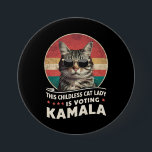 Chapa Redonda De 7 Cm Esta dama de gato sin hijos está votando a Kamala<br><div class="desc">Esta dama de gato sin hijos está votando a Kamala</div>