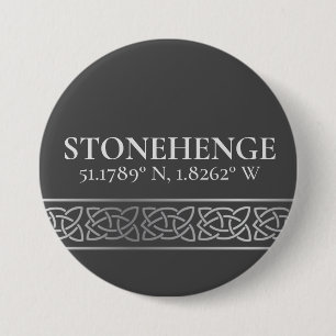 Chapa Redonda De 7 Cm Estonehenge Latitude Longitud Oscura