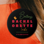 Chapa Redonda De 7 Cm Etiqueta de la tribu Bachelorette<br><div class="desc">El nombre de la novia con letras de moda,  la palabra soltera que se cambió por cada tribu elorette,  y #yourhashtag,  estos botones son divertidos para dar a sus chicas de la fiesta de la soltera. ¡Un favor perfecto para tu tribu de novias! COINCIDIENDO elementos de nuestra colección.</div>