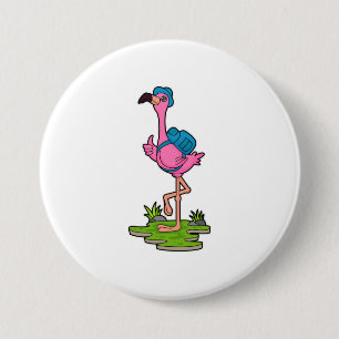 Chapa Redonda De 7 Cm Flamingo como excursionista con mochila