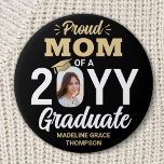 Chapa Redonda De 7 Cm Foto de graduada: Orgullosa mamá Elegante Negro y<br><div class="desc">Muestra tu alegría por el graduado con un elegante botón de graduación redondo con la foto personalizado "Orgullosa Mamá". La imagen y el texto de esta plantilla son fáciles de personalizar, y todos los términos, colores y fuentes se pueden cambiar con la herramienta de diseño Zazzle. (IMAGEN PLACEMENT TIP: Una...</div>