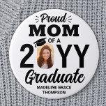 Chapa Redonda De 7 Cm Foto de graduada Orgullosa Mamá moderna en blanco<br><div class="desc">Muestra tu alegría por el graduado con un elegante botón de graduación redondo con la foto personalizado "Orgullosa Mamá". La imagen y el texto de esta plantilla son fáciles de personalizar, y todos los términos, colores y fuentes se pueden cambiar con la herramienta de diseño Zazzle. (IMAGEN PLACEMENT TIP: Una...</div>