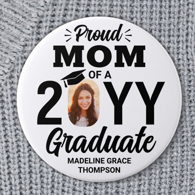 Chapa Redonda De 7 Cm Foto de graduada Orgullosa Mamá moderna en blanco  (Subido por el creador)
