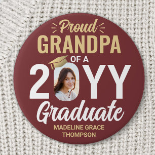 Chapa Redonda De 7 Cm Foto de graduado: abuelo orgulloso Borgoña rojo y