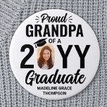 Chapa Redonda De 7 Cm Foto de graduado: Abuelo orgulloso de ser moderno<br><div class="desc">Muestra tu alegría por el graduado con un elegante botón de graduación redondo con la foto personalizado "Abuelo Orgulloso". La imagen y el texto de esta plantilla son fáciles de personalizar, y todos los términos, colores y fuentes se pueden cambiar con la herramienta de diseño Zazzle. Se puede personalizar para...</div>