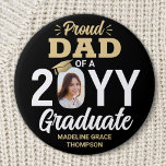 Chapa Redonda De 7 Cm Foto de graduado Orgulloso papá Elegante Negro y O<br><div class="desc">Muestra tu alegría por el graduado con un elegante botón de graduación redondo con la foto personalizado "Papá Orgulloso". La imagen y el texto de esta plantilla son fáciles de personalizar, y todos los términos, colores y fuentes se pueden cambiar con la herramienta de diseño Zazzle. (IMAGEN PLACEMENT TIP: Una...</div>