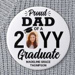 Chapa Redonda De 7 Cm Foto de graduado Orgulloso papá moderno blanco y n<br><div class="desc">Muestra tu alegría por el graduado con un elegante botón de graduación redondo con la foto personalizado "Papá Orgulloso". La imagen y el texto de esta plantilla son fáciles de personalizar, y todos los términos, colores y fuentes se pueden cambiar con la herramienta de diseño Zazzle. (IMAGEN PLACEMENT TIP: Una...</div>
