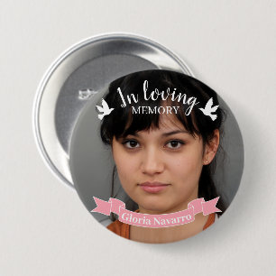 Chapa Redonda De 7 Cm Foto de paloma blanca con cinta rosa en la memoria