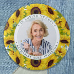 Chapa Redonda De 7 Cm Funeral En La Memoria Amada Foto Memorial<br><div class="desc">Honra a tu ser querido con un botón funerario de fotos personalizados. Este botón funerario muestra girasoles elegantes , con tu foto personalizado. Cita "En la memoria amorosa". Personalizar con foto y nombre favoritos. Perfecto para favores funerarios, celebración de eventos de vida y servicios conmemorativos. DERECHOS RESERVADOS © 2020 Judy...</div>