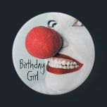 Chapa Redonda De 7 Cm Funny Clown Face Birthday Chica<br><div class="desc">Indignante y tonto,  esta cara de payaso seguramente será un éxito para el chica de cumpleaños. Foto: Ryan McGuire</div>
