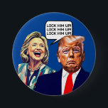 Chapa Redonda De 7 Cm Funny Hillary dice que encerrar a Trump<br><div class="desc">¿Quién más está de acuerdo con Hillary en que Trump debería estar en prisión? Este divertido diseño tiene a Hillary gritando "enciérrenlo" a Donald.</div>