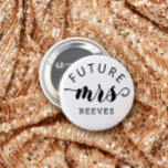 Chapa Redonda De 7 Cm Futura Sra. Typography Boda<br><div class="desc">Un botón para que la novia esté con la futura señora y tu próximo apellido escrito en un diseño tipográfico minimalista con un encantador guión en negrita para la señora.</div>