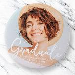 Chapa Redonda De 7 Cm Graduación de escritura simple moderna foto de gra<br><div class="desc">Este diseño sencillo y moderno se compone de una tipografía sans serif y juguetona cursiva y agrega una foto personalizado.</div>