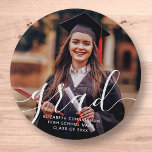 Chapa Redonda De 7 Cm Graduación de la fotografía clásica de escritura s<br><div class="desc">Este diseño sencillo y clásico está compuesto por sans serif y una juguetona tipografía cursiva y añadir una foto personalizado.</div>