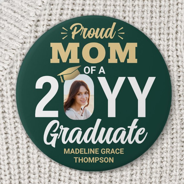 Chapa Redonda De 7 Cm Graduate Photo Proud Mom Modern Green and Gold (Subido por el creador)