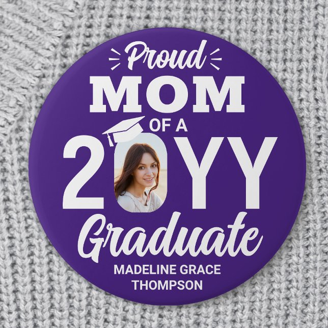 Chapa Redonda De 7 Cm Graduate Photo Proud Mom Modern Purple and White (Subido por el creador)