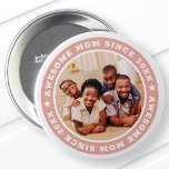 Chapa Redonda De 7 Cm Impresionante madre desde 20XX moderna foto simple<br><div class="desc">Este diseño sencillo y moderno se compone de una tipografía de suero y añade una foto personalizado. Una mamá alucinante Desde el 20XX gira en torno a la foto de tu madre, madre, mamá, mamá, etc. Este es un regalo perfecto para tu mamá en su cumpleaños, día de la madre,...</div>