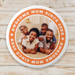 Chapa Redonda De 7 Cm Impresionante madre desde 20XX moderna foto simple<br><div class="desc">Este diseño sencillo y moderno se compone de una tipografía de suero y añade una foto personalizado. Una mamá alucinante Desde el 20XX gira en torno a la foto de tu madre, madre, mamá, mamá, etc. Este es un regalo perfecto para tu mamá en su cumpleaños, día de la madre,...</div>