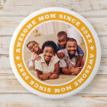 Chapa Redonda De 7 Cm Impresionante madre desde 20XX moderna foto simple<br><div class="desc">Este diseño sencillo y moderno se compone de una tipografía de suero y añade una foto personalizado. Una mamá alucinante Desde el 20XX gira en torno a la foto de tu madre, madre, mamá, mamá, etc. Este es un regalo perfecto para tu mamá en su cumpleaños, día de la madre,...</div>