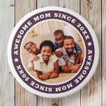 Chapa Redonda De 7 Cm Impresionante madre desde 20XX moderna foto simple<br><div class="desc">Este diseño sencillo y moderno se compone de una tipografía de suero y añade una foto personalizado. Una mamá alucinante Desde el 20XX gira en torno a la foto de tu madre, madre, mamá, mamá, etc. Este es un regalo perfecto para tu mamá en su cumpleaños, día de la madre,...</div>