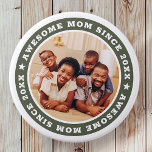 Chapa Redonda De 7 Cm Impresionante madre desde 20XX moderna foto simple<br><div class="desc">Este diseño sencillo y moderno se compone de una tipografía de suero y añade una foto personalizado. Una mamá alucinante Desde el 20XX gira en torno a la foto de tu madre, madre, mamá, mamá, etc. Este es un regalo perfecto para tu mamá en su cumpleaños, día de la madre,...</div>