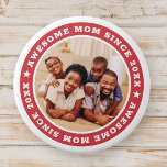 Chapa Redonda De 7 Cm Impresionante madre desde 20XX moderna foto simple<br><div class="desc">Este diseño sencillo y moderno se compone de una tipografía de suero y añade una foto personalizado. Una mamá alucinante Desde el 20XX gira en torno a la foto de tu madre, madre, mamá, mamá, etc. Este es un regalo perfecto para tu mamá en su cumpleaños, día de la madre,...</div>