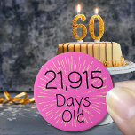 Chapa Redonda De 7 Cm insignia de 60 años de cumpleaños 60 años de edad<br><div class="desc">Insignia de mentón con cuántos días de edad tienes (en el cumpleaños 60) Un poco diferente de tu insignia de edad normal,  y es divertido saber exactamente qué edad tienes!</div>