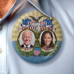 Chapa Redonda De 7 Cm Joe Biden Kamala Harris 2024 - Foto Jugate<br><div class="desc">Un diseño de botón de campaña con fotos y acentos dorados y azules. El diseño es muy complejo e incluye un águila,  banderas americanas y otros detalles.</div>