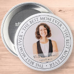 Chapa Redonda De 7 Cm La mejor foto clásica de mamá de todos los tiempos<br><div class="desc">Este diseño simple y clásico está compuesto por tipografía de la síspera y agrega una foto personalizado. "La mejor mamá de todos los tiempos" gira en torno a la foto de tu madre,  mamá,  mamá,  etc.</div>